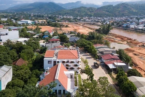 Ngôi nhà ‘độc nhất vô nhị’ với vườn cây trên mái cong