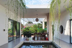 Con trai KTS xây nhà có ao nhỏ tặng cha mẹ dưỡng già