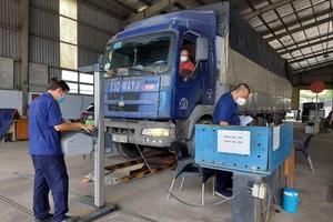 Chùm ảnh: Trung tâm Đăng kiểm 'đắt khách' trong ngày 1-10