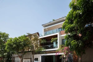 Nhà phố 4 tầng độc đáo với mặt tiền là khối nhấp nhô