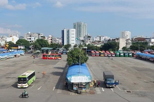 Bến xe miền Đông và miền Tây vẫn vắng khách đi lại
