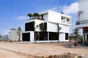 Nhà hướng tây 2 mặt tiền vẫn mát mẻ nhờ giải pháp ‘độc’