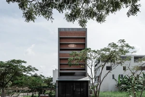 Ngôi nhà nổi bật giữa phố bởi tấm lưới lạ mắt phủ mặt tiền