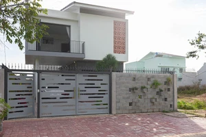 Ấn tượng với ngôi nhà có ‘bóng đèn’ từ giếng trời 