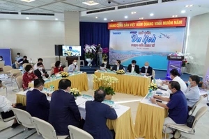 'Hàng không, du lịch không thể mở cửa 1 nửa'