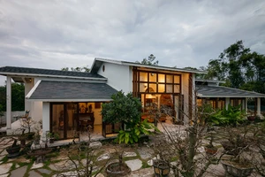  Thư thái với ngôi nhà có bốn mặt đều mở ra vườn