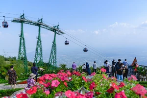 Cận cảnh núi Bà Đen ngày rằm tháng Giêng