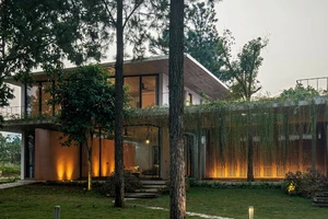 Biệt thự 'sang, xịn, mịn' ẩn giữa rừng thông ở Ba Vì 