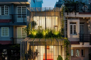 Cải tạo nhà 15 năm tuổi thành nhà 'lồng' hiện đại