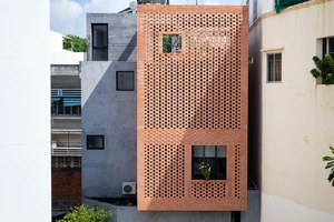 Ngôi nhà 4 tầng xây trên đất méo vẫn đẹp