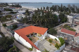 'Nhà Mình' tuyệt đẹp với mái đỏ, sân cát