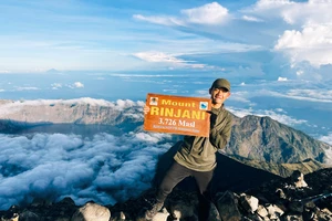 Hành trình chinh phục núi lửa Rinjani Indonesia của chàng trai người Việt 