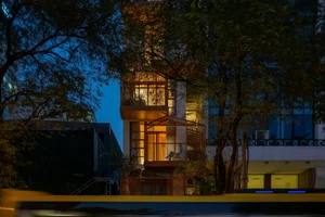 Căn hộ dịch vụ có mặt tiền lam gỗ ở TP.HCM