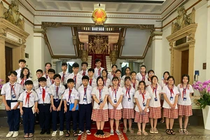 Tour tham quan trụ sở HĐND, UBND TP.HCM hút khách