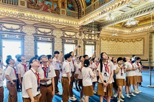 Tour tham quan HĐND, UBND TP.HCM hút khách phía Bắc