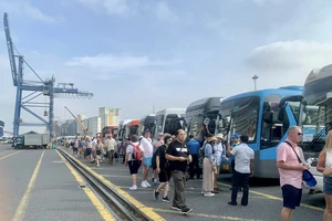 Sôi động đón khách quốc tế đến Việt Nam bằng tàu biển dịp cuối năm