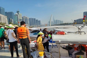 320 khách du lịch Ấn Độ trải nghiệm tour đường sông ở TP.HCM