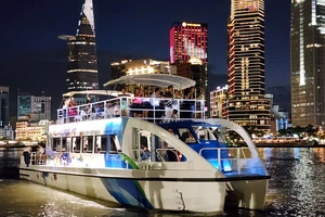 Chùm ảnh: Khách du lịch lần đầu trải nghiệm tàu 2 tầng trên sông Sài Gòn