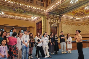 Gần 11.000 lượt khách tham quan trụ sở UBND, HĐND TP.HCM