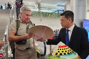 Chùm ảnh: Những vị khách du lịch đầu tiên xông đất TP.HCM năm 2024