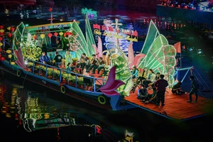 Nét đặc biệt Chợ Hoa Xuân ‘Trên bến dưới thuyền’ tại TP.HCM 