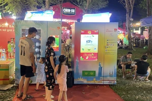  Mua dừa tự động và đặc sản vùng miền tại lễ hội Tết Việt 2024