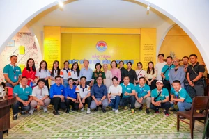 Khách du lịch thích thú trải nghiệm tour Biệt động Sài Gòn