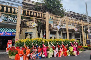 Rực rỡ sắc xuân tại chợ Hoa Xuân 'Trên bến, dưới thuyền'