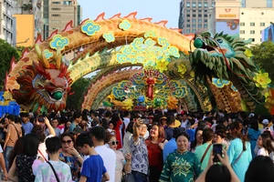 Đường hoa Nguyễn Huệ Tết Giáp Thìn 2024 là đường hoa đẹp nhất trong 21 năm