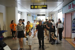 Người dân nghỉ lễ sớm, các tuyến đường kết nối sân bay Tân Sơn Nhất bắt đầu đông