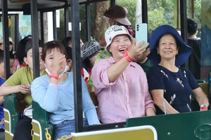 Người dân đổ xô đến điểm vui chơi 'giải nhiệt' dịp lễ 30-4