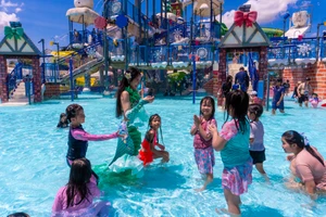 Công viên nước đông đúc người dịp lễ 30-4