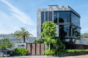 Ngôi nhà ở Bình Dương ấn tượng với màu đen huyền bí