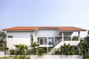 Ngôi nhà hình chữ U, cầu thang bay ở TP Ninh Bình