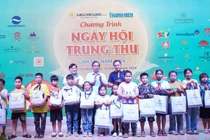 500 trẻ em mồ côi do dịch COVID-19 được vui tết Trung thu