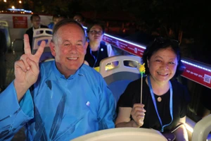 Khách quốc tế thích thú trải nghiệm buýt hai tầng về đêm tại TP.HCM