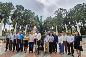 Trồng cây vạn niên tùng gắn kết tình hữu nghị Việt Nam - Ấn Độ