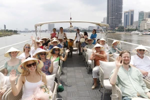 Nhóm nhạc Thụy Điển Arrival thích thú đi xe buýt hai tầng và buýt sông TP.HCM