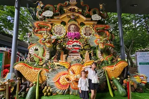 Du khách mãn nhãn với các tác phẩm tạo hình bằng trái cây