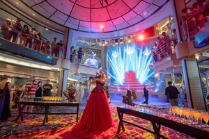 Lần đầu tàu biển quốc tế đón khách Việt nơi quê nhà