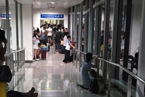 Xử lý nghiêm vụ đoàn khách bị 'mắc kẹt' trong hành lang ở sân bay Tân Sơn Nhất