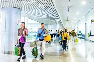 Giá vé máy bay hè tăng nhẹ, du khách thận trọng chi tiêu