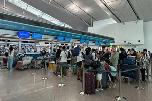 Người dân TP.HCM nghỉ lễ sớm, sân bay Tân Sơn Nhất, ga Sài Gòn nhộn nhịp