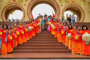 Người dân TP.HCM nô nức đổ về khu vui chơi dịp Lễ 2-9