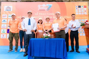 Hành trình caravan tiếp sức gần 1 tỉ đồng đến học sinh nghèo, bệnh nhân tim