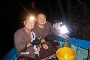 Đêm soi ba khía ở Đất Mũi Cà Mau: Vừa vui vừa lạ