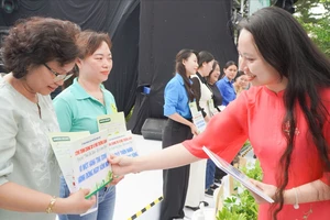 Người dân phấn khởi nhận cây xanh, bộ ủ rác tại Ngày hội Bình Phú Xanh 2025