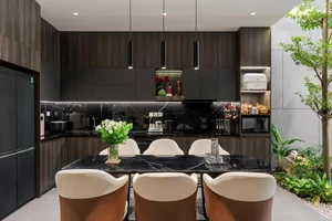 Tủ bếp: Làm kịch trần hay chừa khoảng hở?