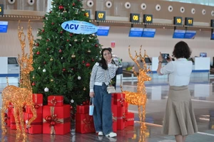 Hành khách thích thú check-in không gian Giáng sinh tại nhà ga T3