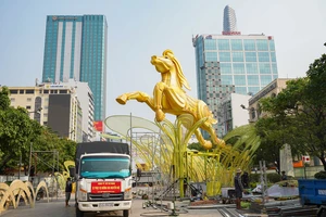 Xem trước công nghệ mapping ở đường hoa Nguyễn Huệ 2026 vào ban đêm 